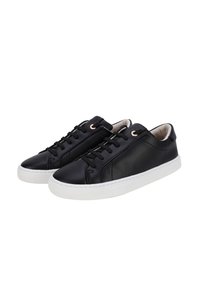 Sneakers nere in pelle con suole in gomma bianca, caratterizzate da lacci neri e occhielli in rame, trama liscia e design minimalista.