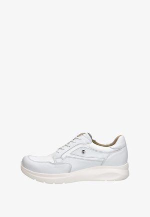 Baskets blanches en cuir avec une texture lisse, bout rond, design à lacets et col rembourré. Présente un logo discret sur le côté.