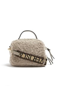 Vanzelfs een beige handtas met een zachte afwerking, zwart handvat aan de bovenkant en een gestreepte bruine schouderband met 'SIDE' in een lichte kleur.