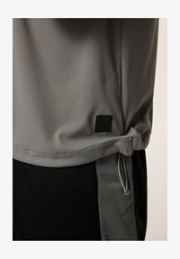 Vybráno, charcoal gray