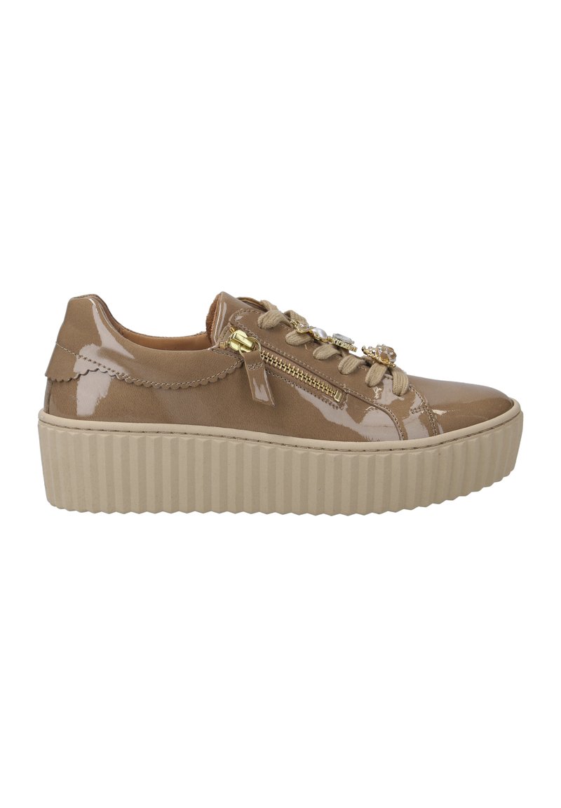 Beige Schnürsneaker mit glänzendem Lackleder-Finish, Reißverschlussdetails und dekorativen Strasssteinen auf dem Obermaterial. Dicke, gerillte cremefarbene Sohle.