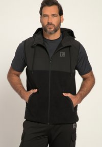 Schwarze ärmellose Weste mit Reißverschluss vorne, Kapuze, Fleece-Untereinsatz und glattem oberen Teil. Verfügt über Seitentaschen und ein Logo auf der Brust.