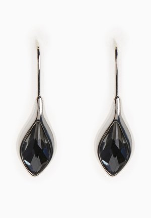 Paire de boucles d’oreilles goutte en argent avec des pierres noires facettées de forme marquise, suspendues à des crochets simples sur fond blanc.