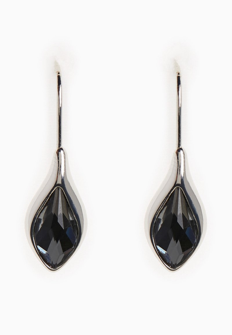 Paire de boucles d’oreilles goutte en argent avec des pierres noires facettées de forme marquise, suspendues à des crochets simples sur fond blanc.