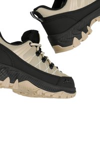 Buty do biegania w terenie mają czarną syntetyczną cholewkę z beżową siateczką i gumowymi akcentami. Wyjątkowy żłobkowany wzór podeszwy poprawia przyczepność i stabilność.