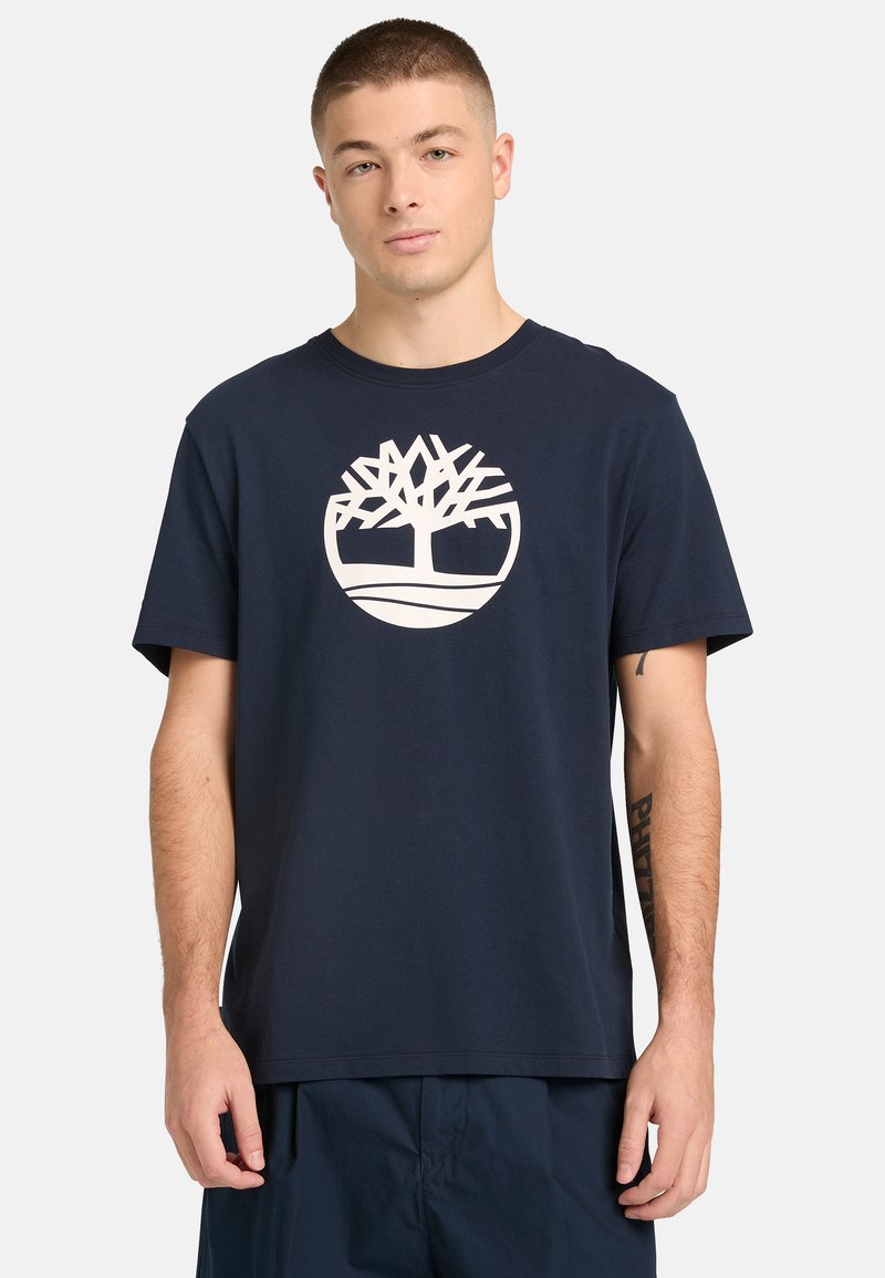 Timberland KENNEBEC RIVER TREE LOGO SHORT SLEEVE TEE - Triko s potiskem - dark sapphirewhite