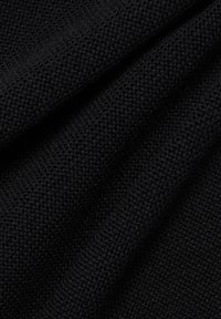 Schwarzer Strickstoff mit strukturierter Oberfläche und dichtem Gewebe. Das Material wirkt weich und flexibel, mit dezenten Falten.