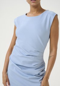 Světle modré šaty s krátkými rukávy, kulatým výstřihem a nařasenými detaily v oblasti pasu pro strukturovaný střih.