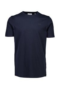 Mörkblå t-shirt med kort ärm tillverkad av bomull. Har en rund halsringning och en diskret logotyp på bröstet. Slät struktur, avslappnad passform.