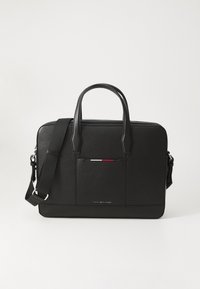 Schwarze Lederaktentasche mit doppelten Griffen, verstellbarem Schulterriemen, strukturiertem Finish, Fronttasche mit roten und weißen Akzenten sowie Logodetails.