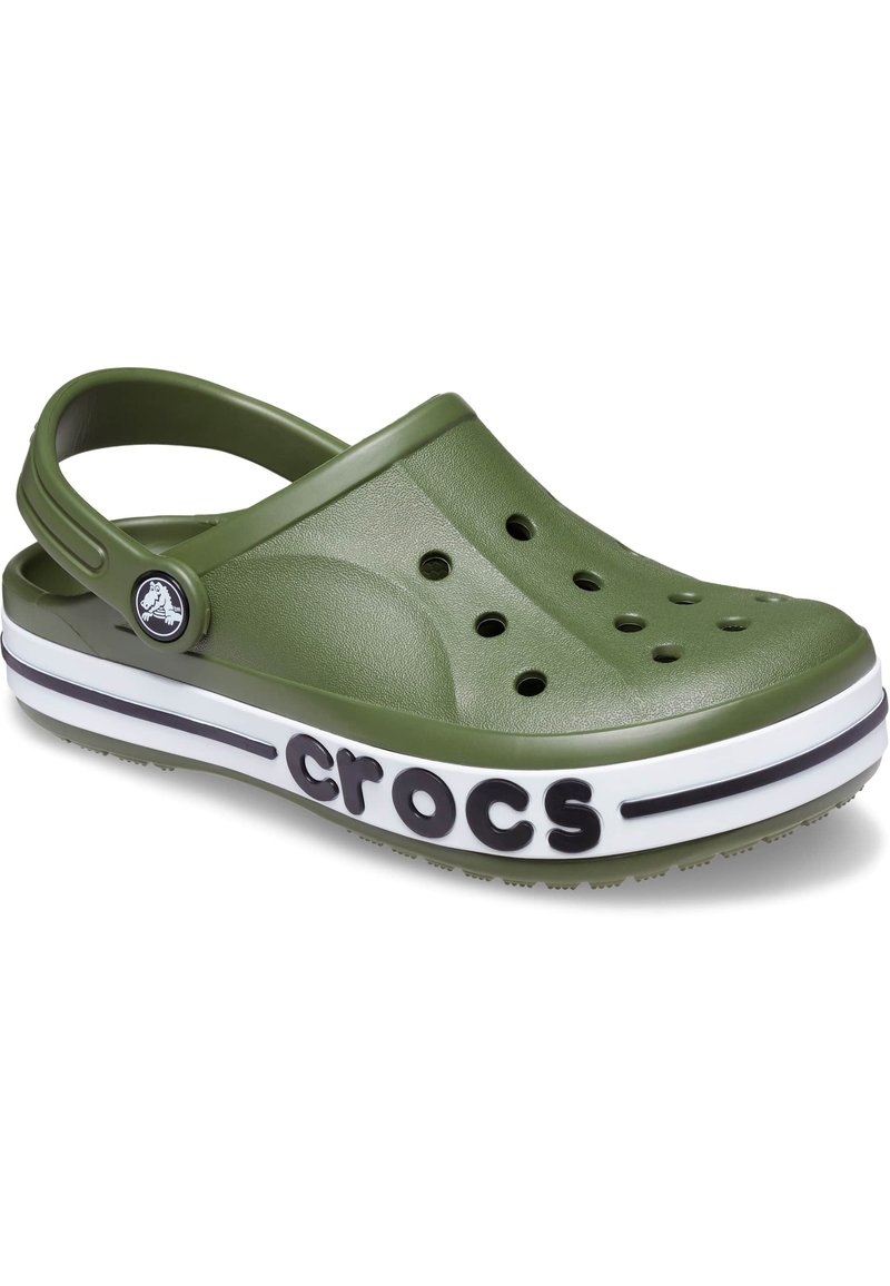 Sabots Crocs vert olive avec des trous de ventilation, semelle contrastante blanche et logo "crocs" en noir. Bride arrière réglable pour un maintien sûr.