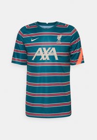 Camiseta de fútbol de rayas verdes con mangas cortas, con rayas rosas y blancas, logo de Nike y escudo del Liverpool. Gran logo de AXA en gris.