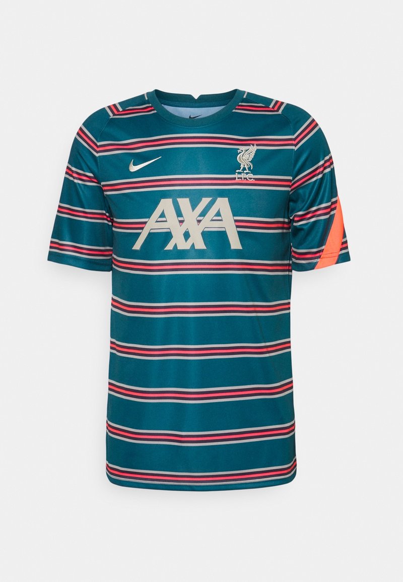 Camiseta de fútbol de rayas verdes con mangas cortas, con rayas rosas y blancas, logo de Nike y escudo del Liverpool. Gran logo de AXA en gris.