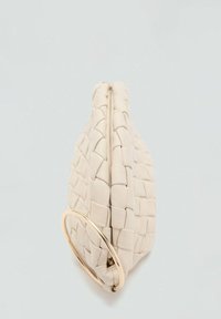 Borsa a pochette intrecciata beige con manico ad anello dorato, esposta su uno sfondo grigio chiaro che mette in risalto la sua texture e design.