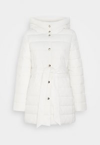 Abrigo de plumas blanco con capucha, que presenta paneles verticales cosidos, botones de metal plateado y un cinturón en la cintura para ajuste.