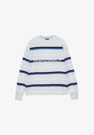 Šedé tričko s dlhým rukávom s modrými a čiernymi horizontálnymi pruhmi, na prednej strane s bielym logom "PlayStation 2". Bavlnený materiál.