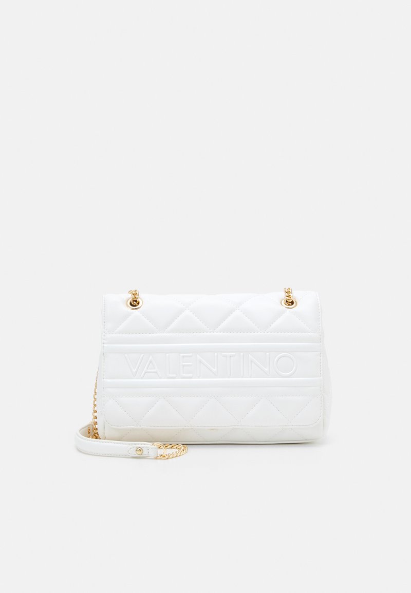 Bolso acolchado blanco con herrajes en tono dorado, logo "VALENTINO" en relieve y una correa de cadena desmontable para un transporte versátil.