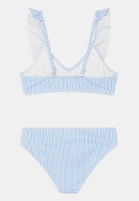 Set di bikini a righe in bianco e blu chiaro. Il top presenta spalline a balze e un design triangolare; il fondo è un classico modello a vita alta.