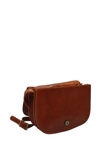 Sac bandoulière en cuir marron avec une forme arrondie, un rabat à l'avant et un fermoir à pression. Doté d'une sangle slim et de détails de couture visibles.