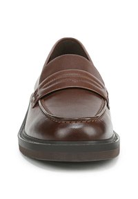 I loafers in pelle marrone presentano una superficie liscia, una punta arrotondata e una banda di accento cucita sulla tomaia, con una suola nera resistente.