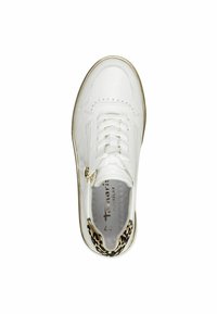 Vitt sneaker med perforerade detaljer, snörning och sula med gulddetaljer. Leopardmönstrade accenter på hälen. Texturerat lädermaterial.