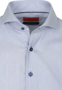 Korte mouw, kreukvrije shirt met een lichtblauw en wit patroon, voorzien van een spread collar en donkerblauwe knopen.