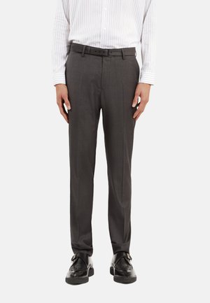 Schiefergraue maßgeschneiderte Hose mit dezentem Karomuster, strukturiertem Stoff und standardmäßiger Passform, kombiniert mit schwarzen Dressschuhen.