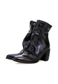 Botas de cuero negro hasta el tobillo con un diseño arrugado, punta afilada y tacón apilado. Presentan un pequeño botón metálico en la parte superior.