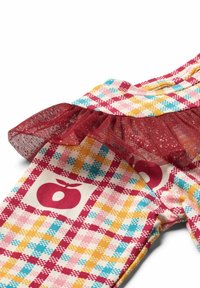 Kleurrijke jurk met een geruit patroon in roze, geel, rood en turquoise, met een rode netten ruches rond de halslijn en een appelafbeelding als detail.