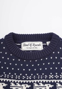 Mörkblå stickad tröja med rund halsringning, små vita hjärtan och en etikett med texten "Band of Rascals" för barnkläder.