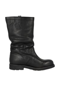 Czarne skórzane kozaki za kolano o luźnym kroju, z okrągłym noskiem i solidną gumową podeszwą. Proste przeszycia i detal z logo.