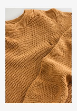 Meleg okker színű kötött pulóver, bordás textúrával, kerek nyakkivágással és finom varrási részletekkel.