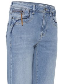 Jean en denim bleu clair avec fermeture éclair à l'avant, bouton, passants pour ceinture et une petite tirette en cuir marron sur la poche à monnaie droite.
