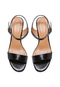 Zwarte sandalen met een gestructureerde slangprint-afwerking; brede voorkantband en verstelbare enkelband; soepele tan binnenzolen.