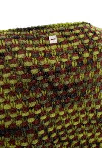 Tessuto intrecciato in tonalità verde, bordeaux e nero; presenta un motivo testurizzato e un piccolo etichetta in metallo con il marchio.