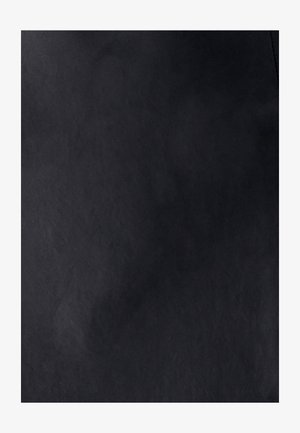 Czarny materiał skórzany o gładkim, matowym wykończeniu; minimalna tekstura; brak widocznych wzorów lub detali sprzętowych.