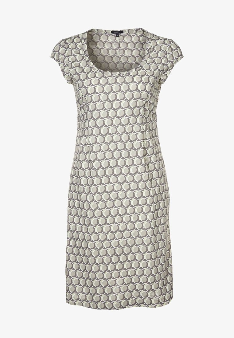 Vestido de manga corta en tela gris claro con un patrón circular en gris más oscuro y beige. Presenta un escote redondeado y una silueta fluida.