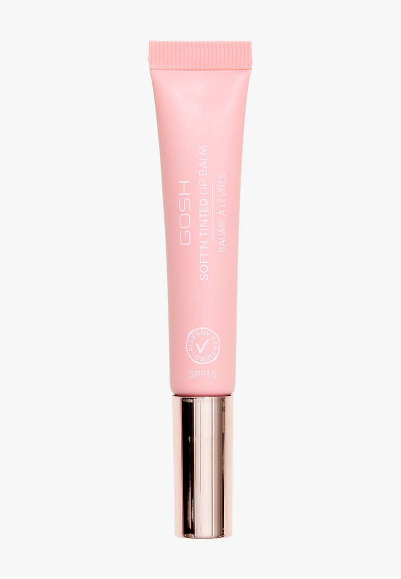 Baume à lèvres dans un tube rose avec une base rose métallique, étiqueté "GOSH SOFT'N TINTED LIP BALM", comprend des symboles d'SPF15 et de certification d'allergie.