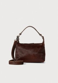 Pruun karvaga käekott pehme tekstuuriga, millel on lühike käepide ja eemaldatav rihm ning millel on hõbedase tooniga riistvara.