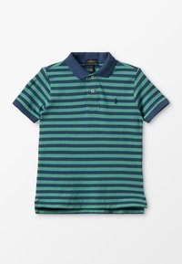 Pikétröja med gröna och marinblå horisontella ränder, marinblå krage, två knappslå och en liten broderad logotyp på bröstet.