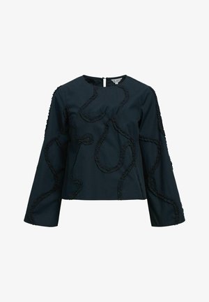 Granatowa bluzka z długim rękawem, ozdobiona falbanką w kolorze czarnym tworzącą abstrakcyjne wzory. Posiada okrągły dekolt oraz zapięcie z tyłu na kluczyk.