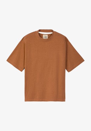 Camiseta de manga corta marrón hecha de una tela suave. Presenta un cuello redondo y un corte relajado con costuras limpias y sin patrones visibles.