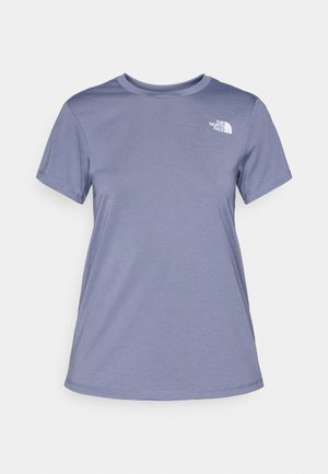 Lyseblå kortermet t-skjorte laget av mykt stoff, med rund hals og en liten hvit logo på venstre bryst.