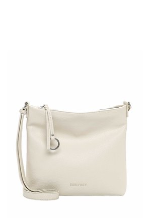 Mała beżowa skórzana torba na ramię z detalem w postaci srebrnego pierścienia i regulowanym paskiem, nazwa marki "SURI FREY" wytłoczona z przodu.