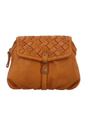 Kleine beige Lederclutch mit gewebter Texturklappe und zentralem Druckknopfverschluss auf weißem Hintergrund.