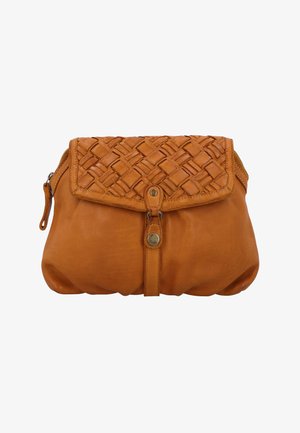 Kleine beige Lederclutch mit gewebter Texturklappe und zentralem Druckknopfverschluss auf weißem Hintergrund.