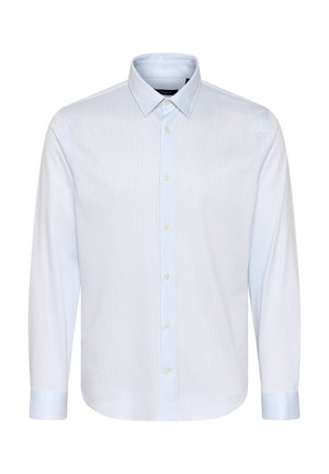 Camisa de manga larga a rayas azul claro hecha de algodón, con cuello abotonado y botones blancos, con rayas azules contrastantes en los puños.