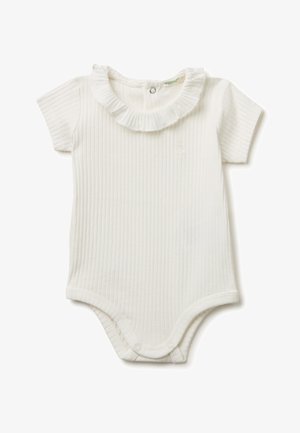 Białe prążkowane krótkie body dla niemowląt z falbaniastym kołnierzem i zapięciami na napy u dołu.