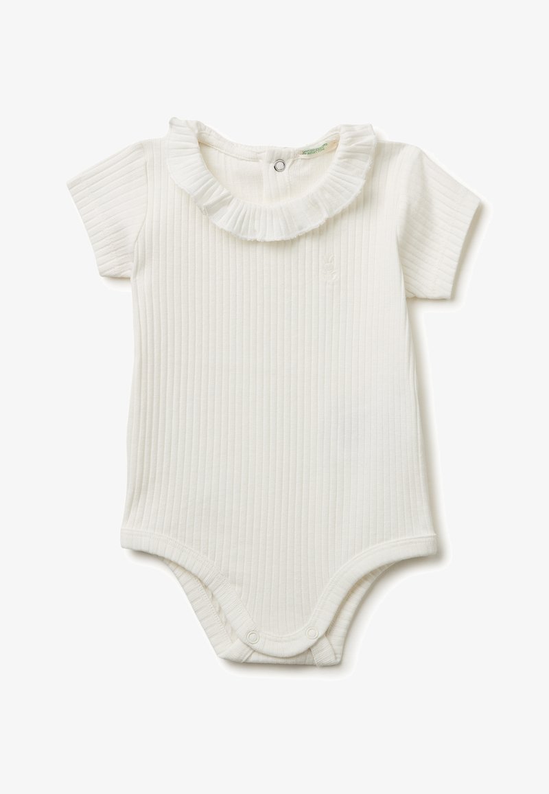 Białe prążkowane krótkie body dla niemowląt z falbaniastym kołnierzem i zapięciami na napy u dołu.