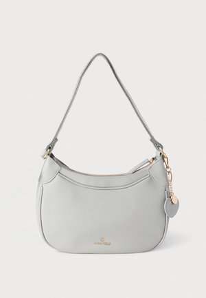 Sac à bandoulière en cuir gris clair avec fermeture éclair dorée et breloque en forme de cœur, nom de marque Anna Field embossé à l'avant.